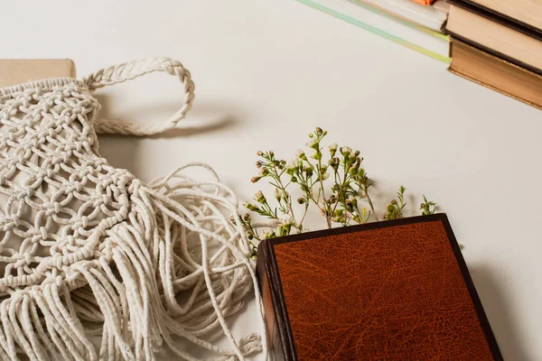 Wildblumen Buch Mit Hardcover Der Nähe Gestrickte Crossbody Bag Auf — Stockfoto