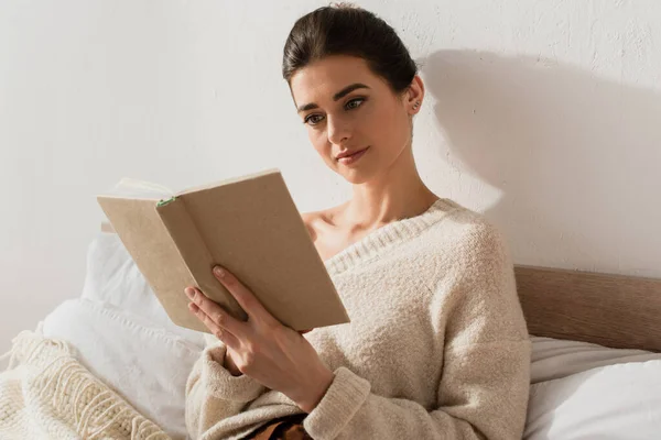 Jovem Mulher Ler Livro Enquanto Descansa Cama Casa — Fotografia de Stock