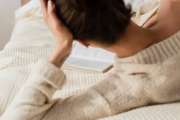 Evdeki Yatakta Dinlenirken Kitap Okuyan Genç Bir Kadının Arka Planı — Stok fotoğraf