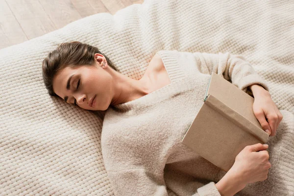 Vista Superior Jovem Mulher Dormindo Com Livro Cama — Fotografia de Stock