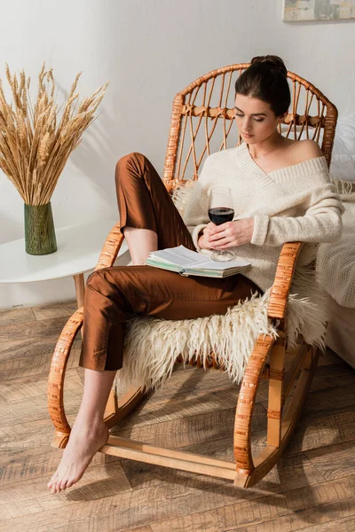 Joven Sentada Mecedora Con Libro Copa Vino —  Fotos de Stock