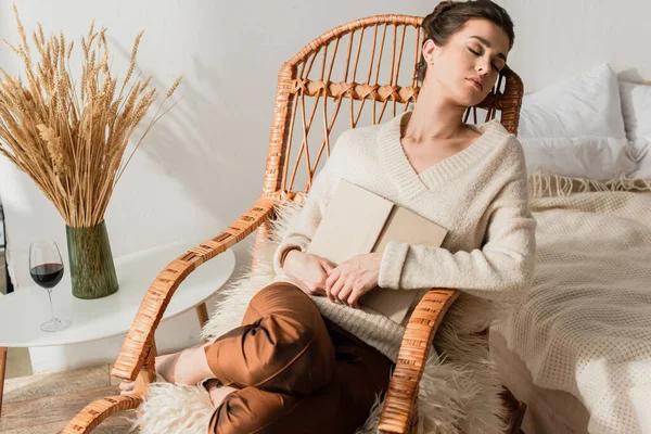 Joven Mujer Durmiendo Mecedora Con Libro — Foto de Stock