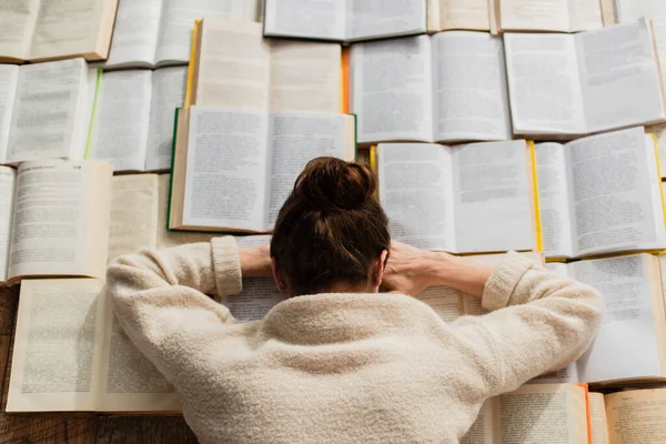 Top Uitzicht Van Vermoeide Vrouw Slapen Buurt Van Open Boeken — Stockfoto