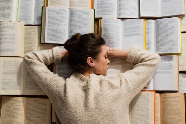 Vista Superior Mujer Bonita Cansada Durmiendo Cerca Libros Abiertos —  Fotos de Stock