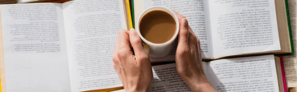 Vista Recortada Mujer Sosteniendo Taza Café Cerca Libros Abiertos Pancarta —  Fotos de Stock