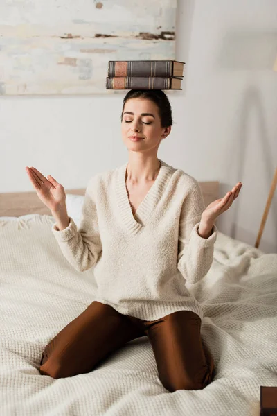 Mujer Complacida Con Libros Cabeza Sentada Cama — Foto de Stock