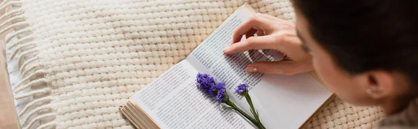 Високий Кут Зору Розмита Молода Жінка Читає Книгу Фіолетовою Квіткою — стокове фото