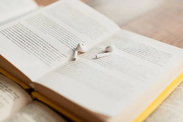 Weiße Und Drahtlose Kopfhörer Auf Verschwommenem Buch — Stockfoto