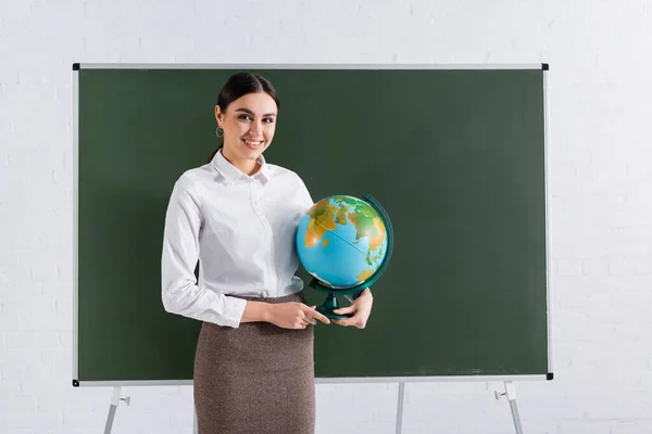 Lehrerin Mit Globus Lächelt Klassenzimmer Die Kamera — Stockfoto