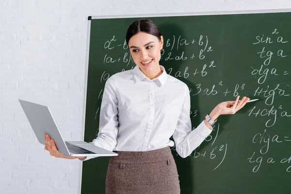 Profesor Positivo Apuntando Ecuación Pizarra Durante Chat Vídeo Ordenador Portátil — Foto de Stock