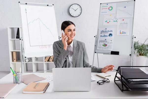 Leende Affärskvinna Talar Mobiltelefon Nära Laptop Och Dokument Bordet — Stockfoto