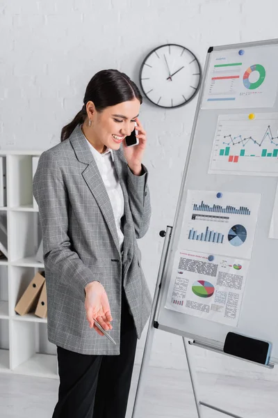 Happy Businesswoman Rozmawia Przez Telefon Komórkowy Trzyma Długopis Pobliżu Flipchart — Zdjęcie stockowe