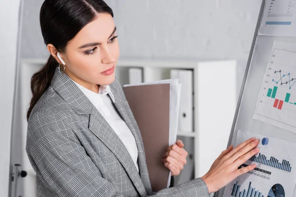 Zakenvrouw Koptelefoon Met Papieren Map Buurt Van Grafieken Flipchart — Stockfoto