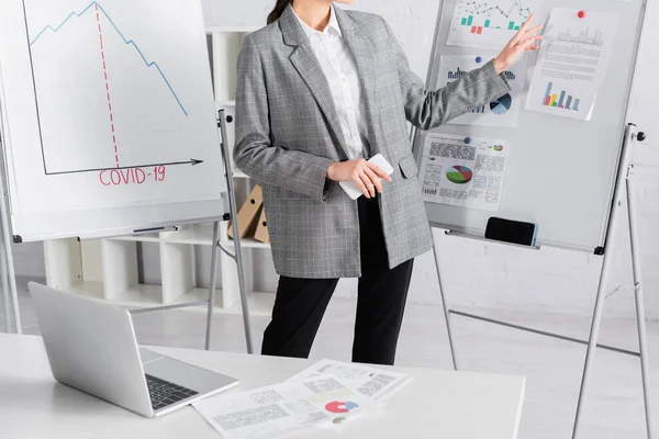 Gewassen Weergave Van Zakenvrouw Met Smartphone Wijzend Naar Grafieken Flipchart — Stockfoto