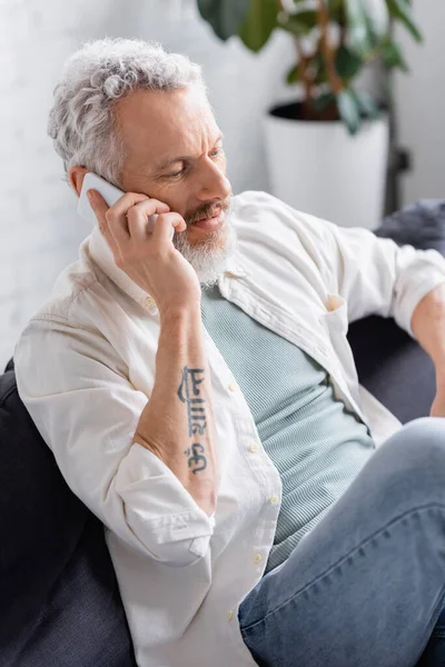 Tatuerad Man Med Grått Hår Pratar Smartphone — Stockfoto