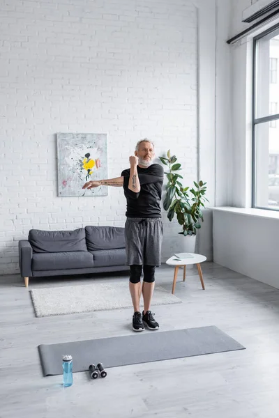 Full Length Bearded Man Exercising Fitness Mat Dumbbells Living Room — Stock Photo, Image