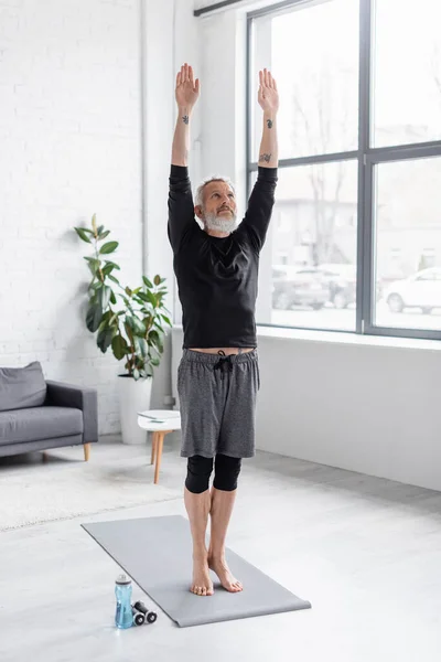 Vollbärtiger Und Tätowierter Mann Beim Training Auf Fitnessmatte Der Nähe — Stockfoto