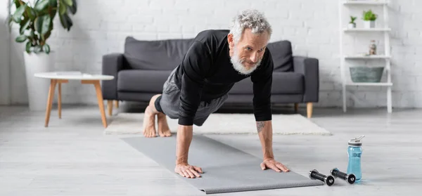 Homme Barbu Tatoué Faisant Planche Sur Tapis Fitness Près Des — Photo