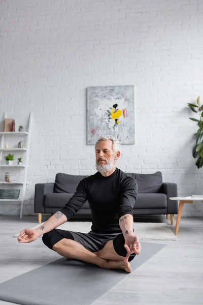 Homem Barbudo Com Olhos Fechados Meditando Tapete Ioga Perto Halteres — Fotografia de Stock