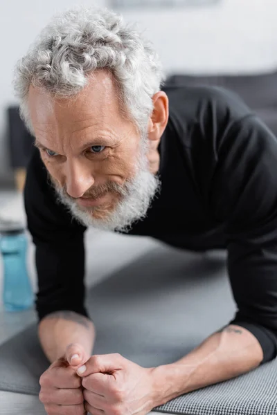 Strong Man Grey Hair Doing Plank Fitness Mat Living Room — Stock Photo, Image