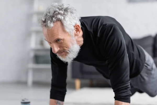 Starker Und Bärtiger Mann Beim Training Wohnzimmer — Stockfoto