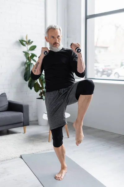 Plná Délka Vousatý Muž Cvičit Činkami Obývacím Pokoji — Stock fotografie
