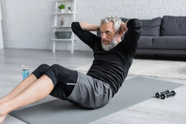 Bearded Tattooed Man Working Out Fitness Mat Living Room — Stock Photo, Image