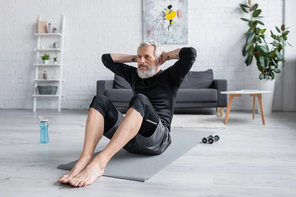 Barfuß Mann Trainiert Auf Fitnessmatte Modernen Wohnzimmer — Stockfoto