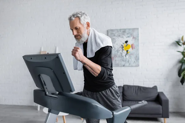 Mogen Skäggig Man Med Handduk Som Springer Löpband Hemma — Stockfoto