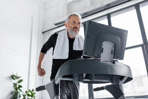 Hombre Barbudo Con Toalla Corriendo Cinta Correr Casa —  Fotos de Stock