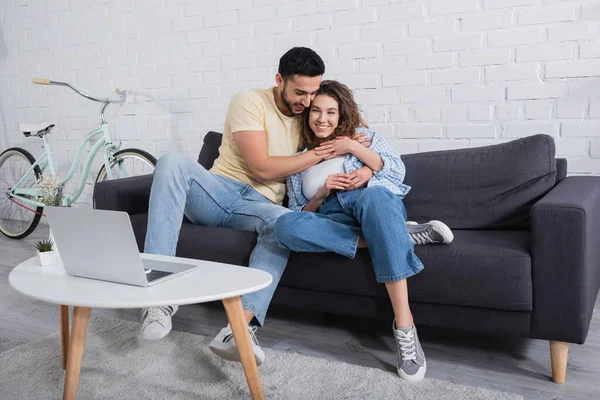 Happy Muslim Man Hugging Smiling Girlfriend Laptop Coffee Table — Stock Photo, Image