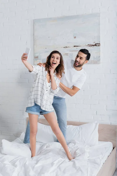 Amazed Woman Standing Bed Taking Selfie Mulsim Boyfriend — Stock Photo, Image