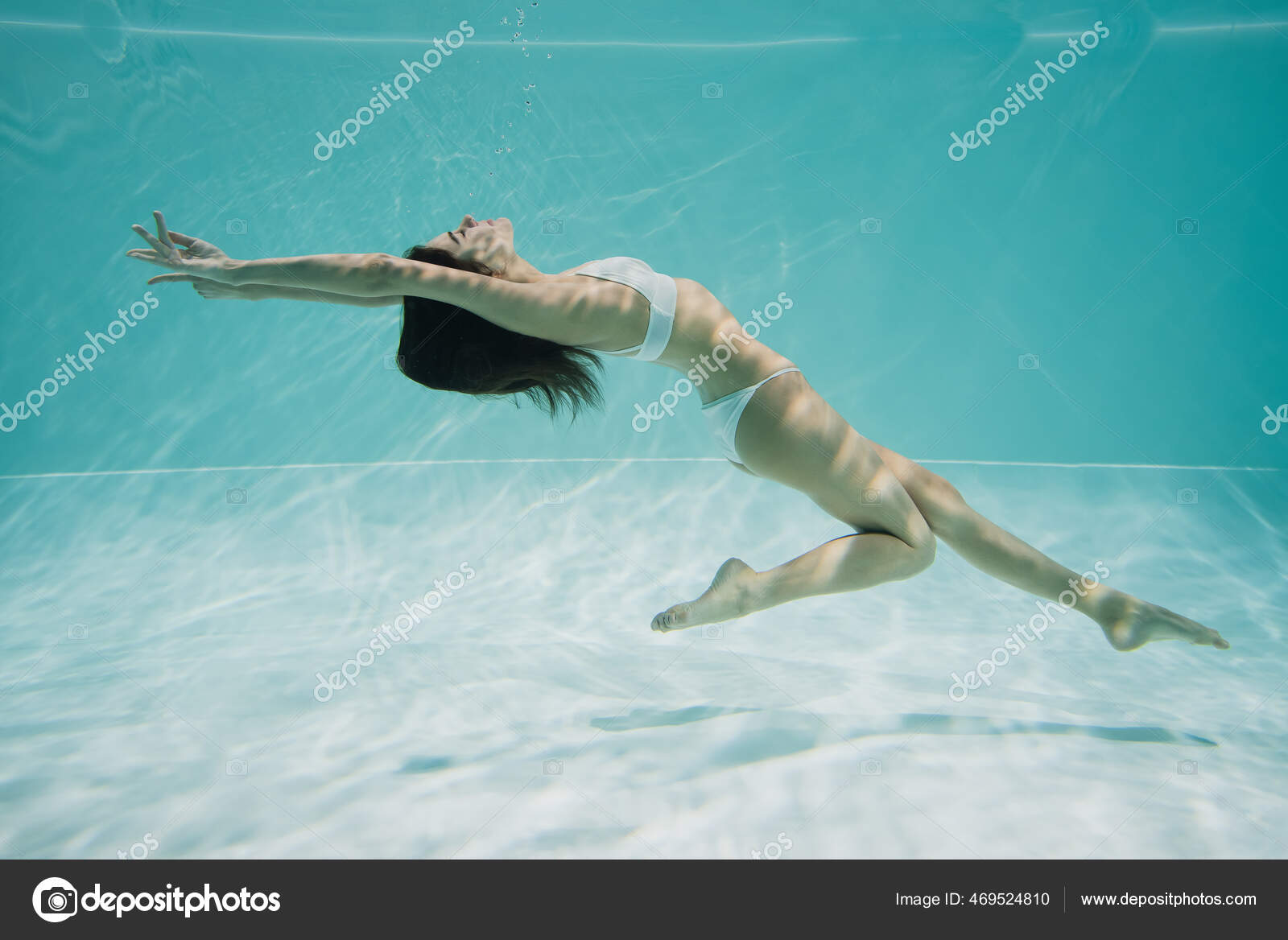 Femme Pieds Nus Maillot Bain Blanc Baignade Dans Piscine Image Libre De Droit Par Ischukigor C 469524810