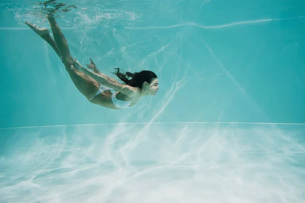 Hübsche Frau Weißen Badeanzug Taucht Schwimmbad — Stockfoto