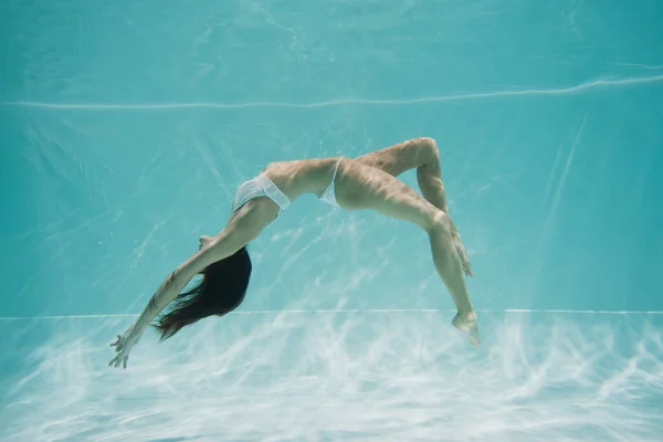 Elegante Joven Traje Baño Blanco Nadando Piscina — Foto de Stock