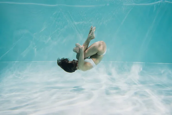 Mujer Joven Tranquila Traje Baño Nadando Piscina — Foto de Stock