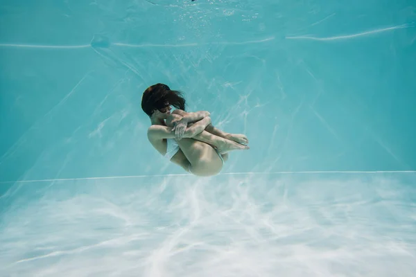 Mulher Morena Tranquila Banho Branco Nadando Piscina — Fotografia de Stock
