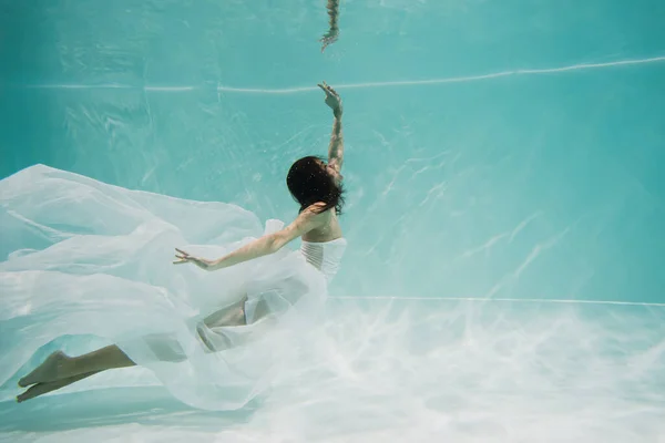 Jovem Elegante Branco Vestido Nadando Piscina — Fotografia de Stock