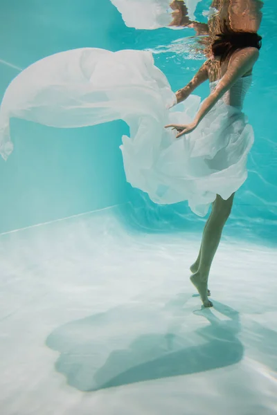 Vista Recortada Mujer Joven Vestido Blanco Nadando Piscina — Foto de Stock