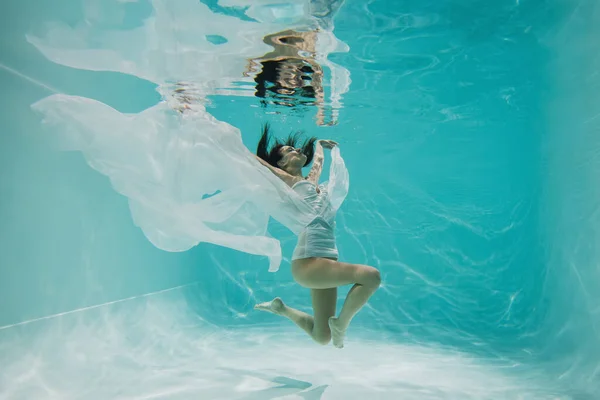 Sierlijke Jonge Vrouw Jurk Duiken Het Zwembad Met Blauw Water — Stockfoto
