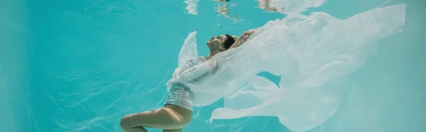 Mavi Suyla Havuzda Yüzen Zarif Genç Bayan Afiş — Stok fotoğraf