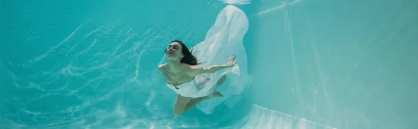 Jovem Bonita Vestido Nadando Piscina Com Água Azul Banner — Fotografia de Stock