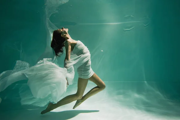 Ung Kvinna Klänning Simma Pool Med Blått Vatten — Stockfoto