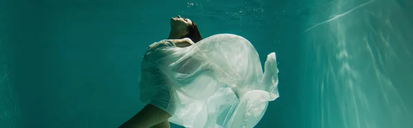 Mujer Joven Pacífica Vestido Elegante Blanco Nadando Piscina Pancarta — Foto de Stock