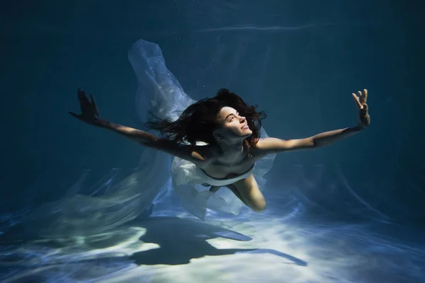 Iluminación Mujer Joven Complacida Vestido Elegante Blanco Nadando Piscina — Foto de Stock