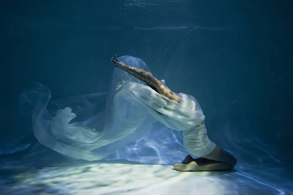 Iluminação Jovem Mulher Vestido Elegante Branco Sentado Piscina — Fotografia de Stock