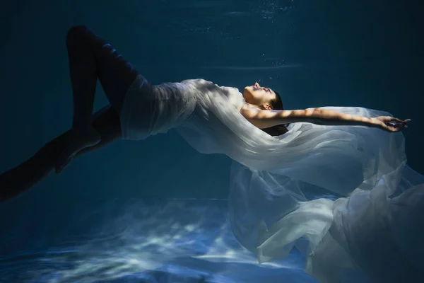 Mavi Suyla Havuzda Yüzen Çıplak Ayaklı Genç Kadını Aydınlatıyordu — Stok fotoğraf