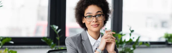 Usmívající Afro Americká Obchodnice Při Pohledu Kameru Kanceláři Banner — Stock fotografie