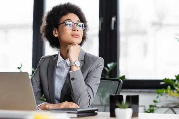 Donna Affari Afro Americana Sognante Seduta Vicino Quaderni Laptop Sfocato — Foto Stock