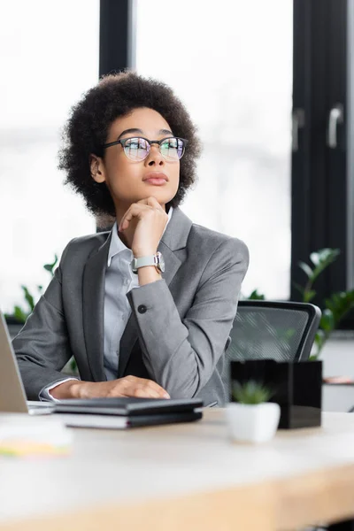 Soñador Afroamericano Gerente Mirando Hacia Otro Lado Cerca Borrosa Mesa — Foto de Stock